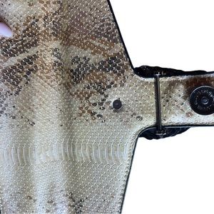 Gun metal chain strap
Animal print
Front closure 
Inner Zipper compartment